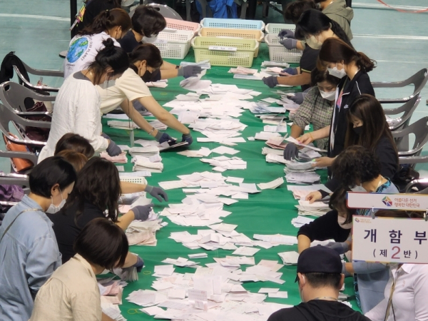 지난해 6.1 지방선거 당시 천안시 동남구 개표 진행 장면/사진=박동혁 기자