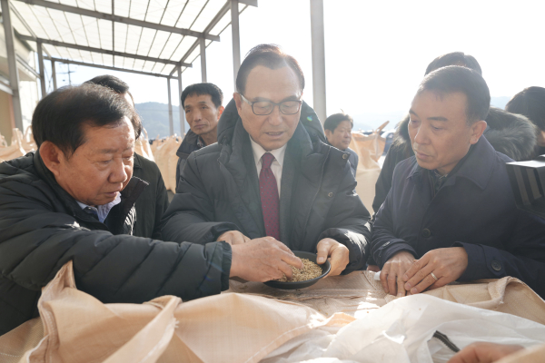 박상돈 천안시장이 14일 아우내농협 농산물 종합유통센터를 방문해 공공비축미곡 출하 농업인의 개선 사항 등을 청취하고 있다.
