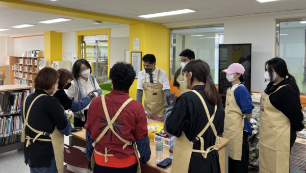 학교도서관 정리 지원 모습