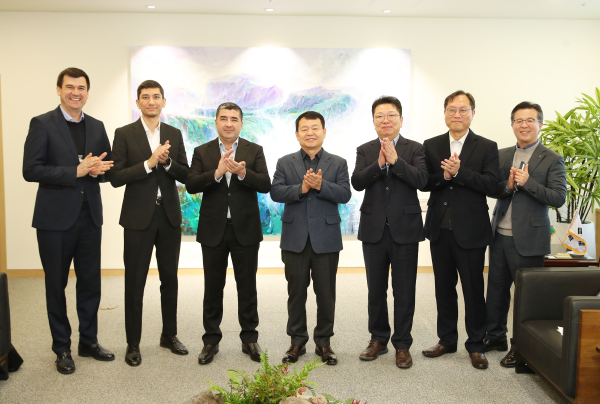 우즈베키스탄 물 문제 해결을 위한 지식 및 기술교류 확대 필요에 대한 의견을 교환 및 면담에 참여한 관계자들이 기념사진을 촬영하고 있다.