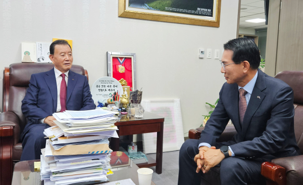 이완섭 서산시장이 홍문표 국회의원을 만나 서산시 주요 사업을 설명하고 적극적인 협조를 당부했다