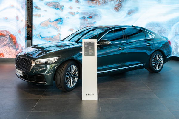 한국타이어의 사계절용 밸런스 타이어 키너지 ST AS를 장착한 기아 인증 중고차