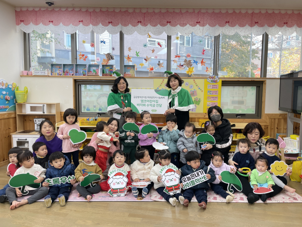 엠코어린이집, 초록우산 세종본부에 ‘푸른콩깍지’ 바자회 수익금 전달식 모습
