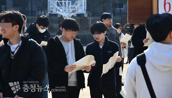 수험생들이 시험 유의사항을 확인하며 대화를 나누고 있다.