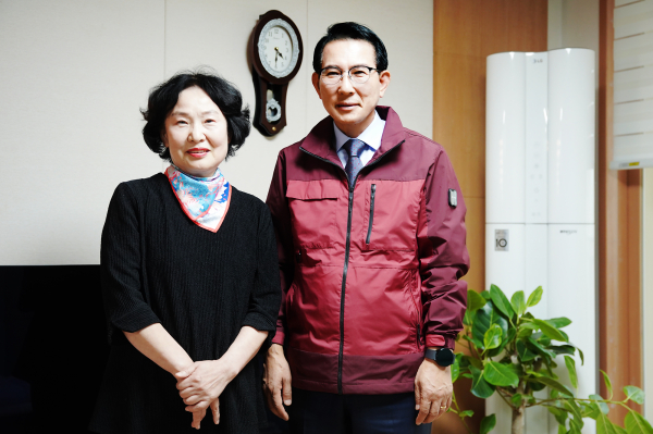 이완섭 서산시장이 제84회 순국선열의 날을 맞아 독립유공자 유족을 위문하는 모습(왼쪽부터 정순희 씨, 이완섭 서산시장)