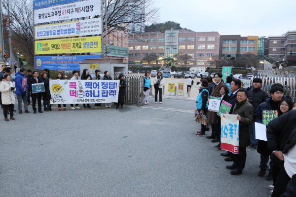 마중물 주부 봉사단, 수험생에게 생수와 핫팩 전달(수험장 입구 전경)