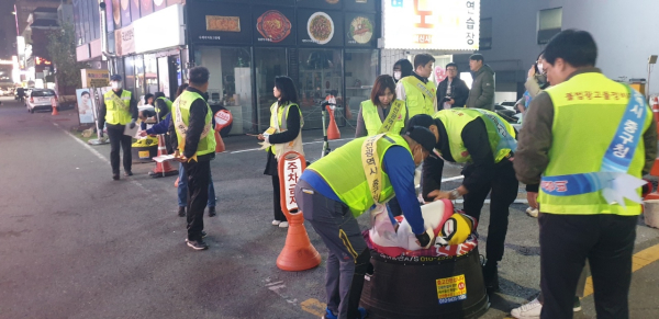 지난 15일 오류동 상가 밀집지역에서 진행된 불법광고물 야간단속 모습