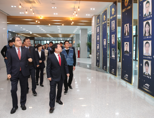 윤석대 사장(사진의 맨 앞)을 포함하여 임직원들이 신비전 선포식 참석을 위해 이동하고 있다.