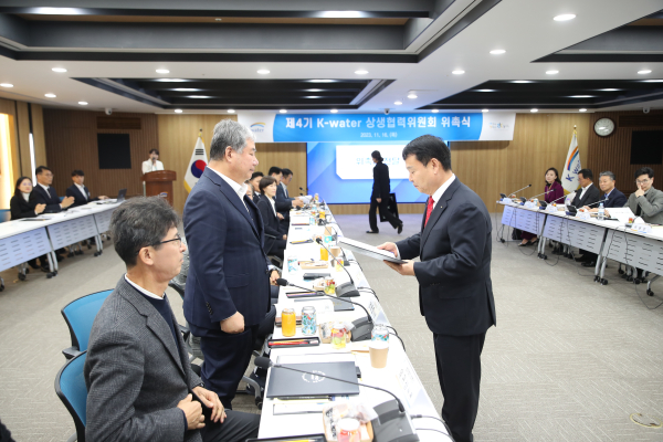 윤석대 사장(사진의 가운데)이 정태희 위원장(사진의 왼쪽에서 두 번째)에게 위촉장을 전달하고 있다.