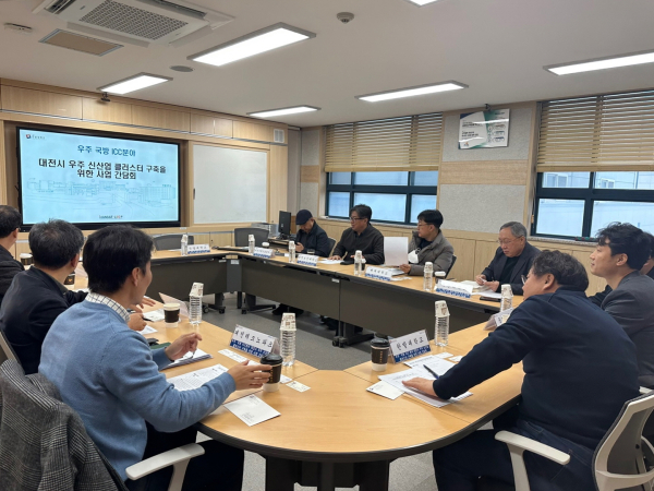 지난 16일,  ‘대전시 우주․국방 신산업 클러스터 구축을 위한 사업 간담회’를 진행하고 있다.