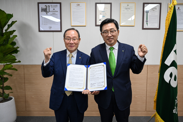 한국농수산식품유통공사-캐나다 영리트레이딩 MOU * 한국농수산식품유통공사 김춘진 사장(우측), 이영현 캐나다 영리트레이딩 대표 겸 세계한인무역협회 명예회장(좌측)