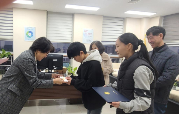 ‘2023년 책 읽는 가족’인증서 수여식 모습