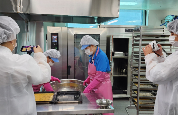 급식실내 조리흄 예방을 위해 오븐조리 영상을 자체 제작하고 있다