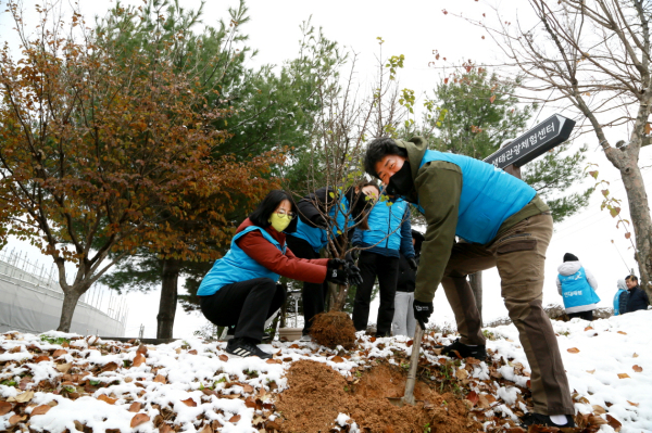현대제철 가족봉사단, 문화재 가꾸기 활동 진행 모습