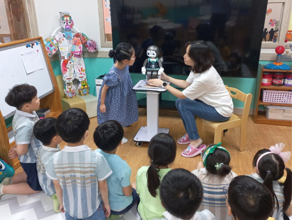 경성유치원, 대전최초 ‘인공지능AI 시범유치원’ 운영. 사진은 AI로봇과 대화하는 모습. 사진=경성유치원 제공