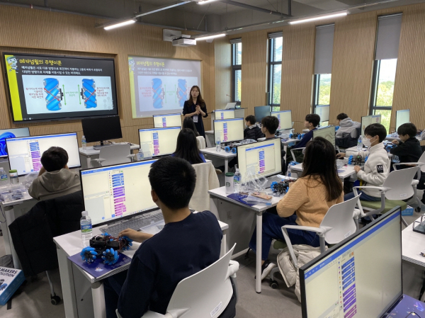 지난 19일에 개최된 2023년 한밭모비 주니어 메이커스의 교육 진행 모습