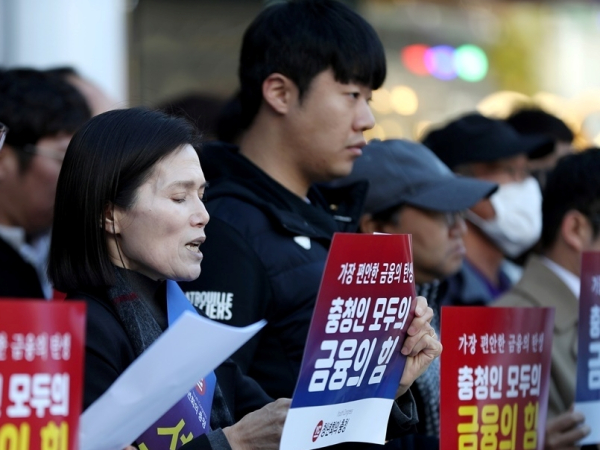 YC청년회의 충청 발기인 대표인 윤경숙 자유연대 공동대표(왼쪽)가 성명서를 낭독하고 있다.