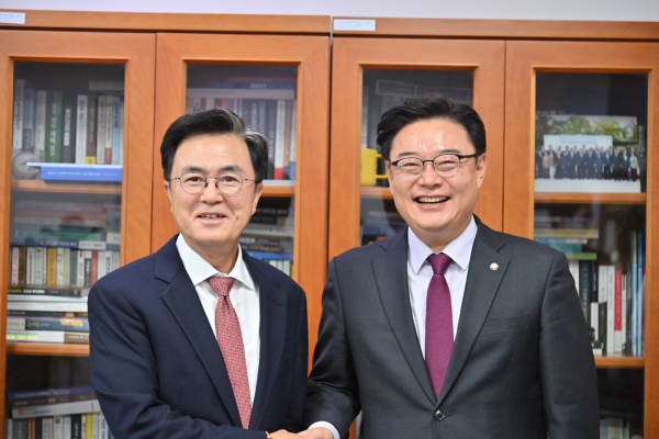 (왼쪽부터 김태흠 충남지사, 김정원 산자위 간사)