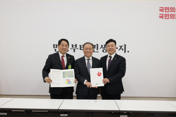 왼쪽부터 이상우 예산군의회 의장, 원재옥 대표, 최재구 예산군수