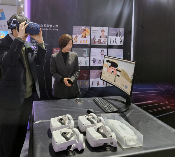 21일 개막한 ‘국립한밭대학교 2023 산학협력 Fair’에서 ‘메타버스 융합디자인’ 다중전공 수업을 들은 학생들이 선보인 체험부스