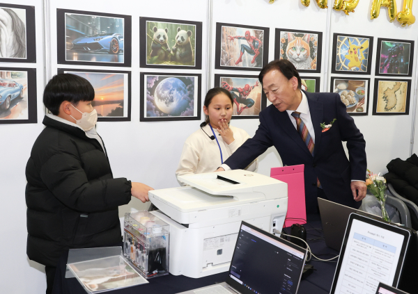 2023 대전미래교육박람회장을 둘러보고 있는 설동호 교육감