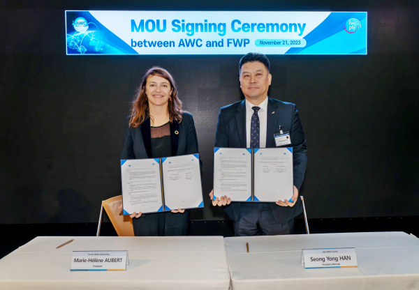 한국수자원공사 한성용 글로벌본부장과 마리 로흐 베흐걈브르(Marie-Laure Vercambre) FWP 사무총장이 협약체결 이후 기념사진을 촬영하고 있다.
