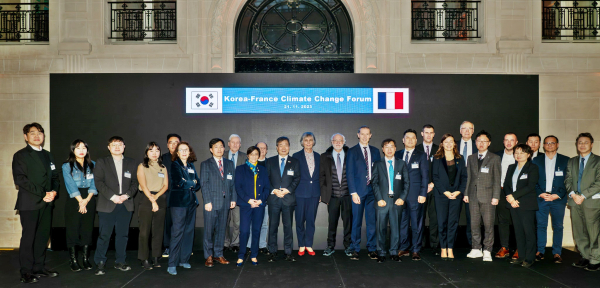 포럼에 참여한 참석자들이 기념사진을 촬영하고 있다.