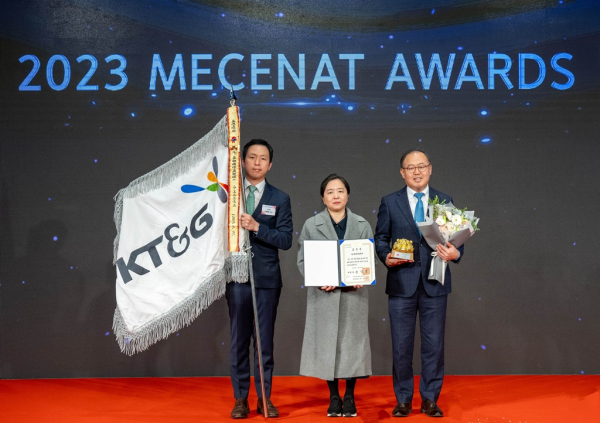 KT&G가 한국메세나협회 주관으로 열린 ‘2023 메세나대상’ 시상식에서 대상인 대통령 표창을 수상했다. 사진은 이상학 KT&G 지속경영본부장(부사장, 오른쪽)과 이은복 문화체육관광부 예술정책관(가운데)이 수상 후 기념사진