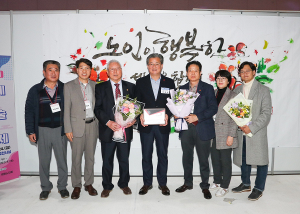 정용래 유성구청장(가운데)이 제3회 대한노인회 노인복지대상을 수상하고 기념촬영