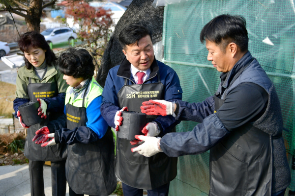 사랑의 연탄 나눔 행사 모습(최재구 예산군수)