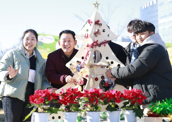 지난 25일 샘머리공원에서 열린 목재 체험행사에 참여한 서철모 서구청장