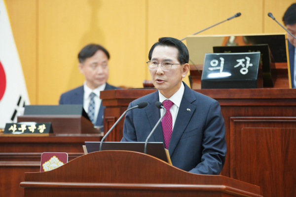 이완섭 서산시장이 27일 서산시의회 본회의장에서 열린 제290회 서산시의회 제2차 정례회 시정연설 모습