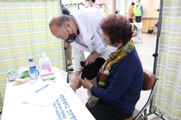 의료봉사 진행 장면/순천향대 천안병원 제공