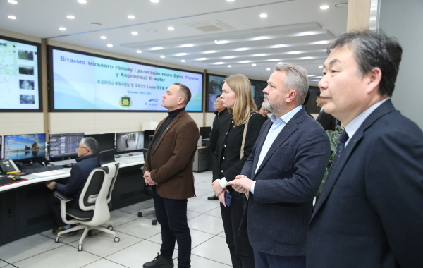 아나톨리 페도룩(Anatolii Fedoruk) 부차시장(사진의 오른쪽 두 번째)과 대표단이 지난 24일 한국수자원공사 한강유역본부 물관리종합상황실을 방문하여 한강유역 물관리 현황에 대한 설명을 청취하고 있다.