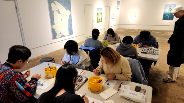 지난 17일 열린 손주왕 작가의 점토 자석 만들기 강좌에 참여하고 있다.