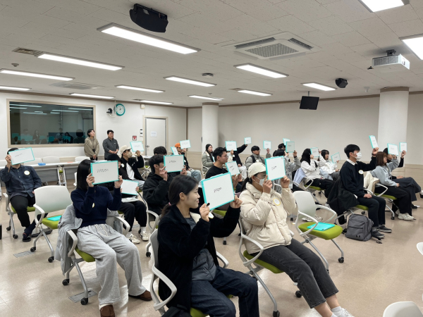 지난 24일 재학생 학습독려 행사로 ‘CTL도전! 골든벨’을 개최하고 참여한 학생들이 퀴즈를 풀고 있다.