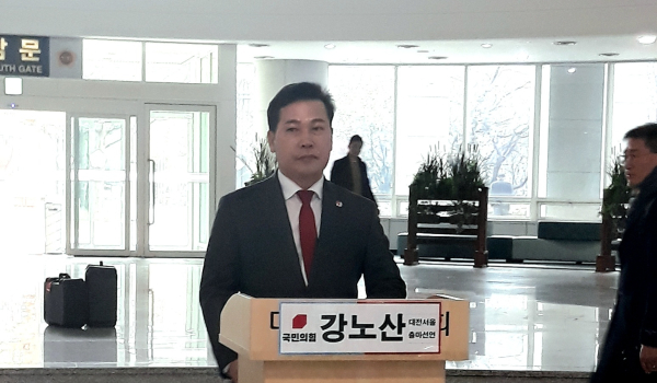 강노산 전 대전 서구의원이 27일 대전시의회 로비에서 내년 총선 서구을 출마를 선언하고 있다.