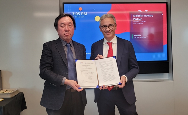 ETRI 김일규 본부장(좌측), NEU 토마소 멜로디아 교수의 ETRI-NEU 간 MOU 협약식