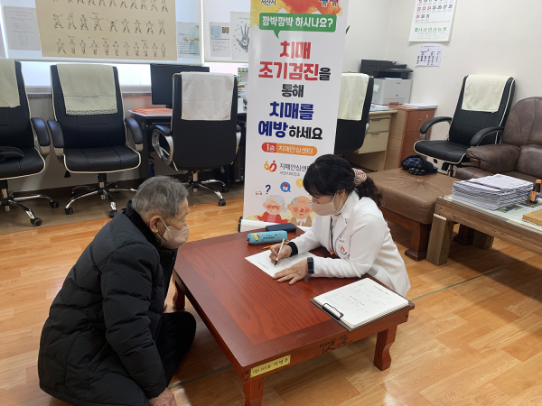 찾아가는 경로당 치매조기검진 모습