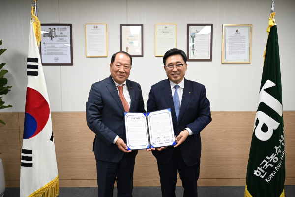 한국농수산식품유통공사-㈜영명 MOU * 한국농수산식품유통공사 김춘진 사장(오른쪽), ㈜영명 오영석 대표이사(왼쪽)