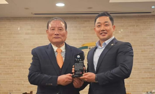 서산시의회 이정수 의원, 서산재향경우회 표창패 수상 모습