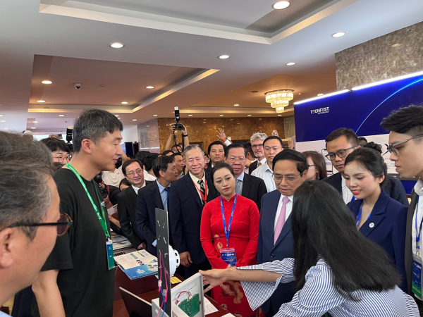 베트남 국무총리 팜 민 찐은 지난 24일 베트남 호치민시에서 열린 테크 페스트에 참여하여  대전창조경제혁신센터 지원기업 이엠시티(대표 이봉호)의 전시부스를 방문했다.