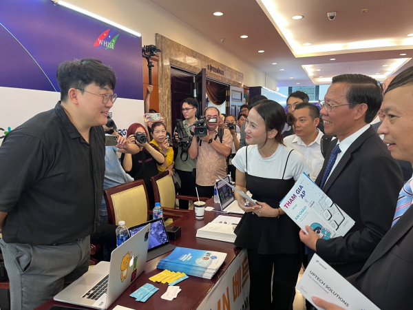 베트남 호치민시 시장 겸 인민위원장인 판 만 마이는 지난 25일 베트남 호치민시에서 열린 테크 페스트에 참여한 대전창조경제혁신센터 지원기업 노바락토(대표 황용진)의 전시부스에 방문했다.