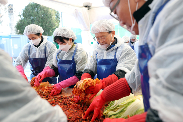 국가철도공단 김한영 이사장(왼쪽 세 번째)이 28일 김장나눔 봉사를 하고 있다.