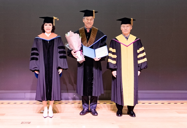 충남대학교가 계룡건설 한승구 회장(가운데)에게 명예경영학 박사 학위를 수여했다.