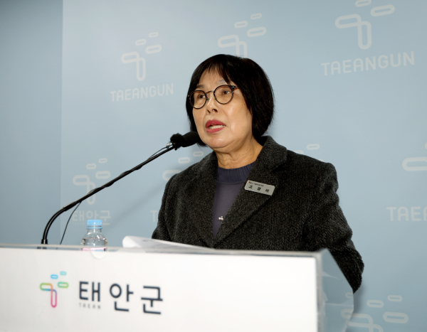 29일 군청 브리핑실서 농업기술센터 정례브리핑, 고경미 기술보급과장 진행 모습