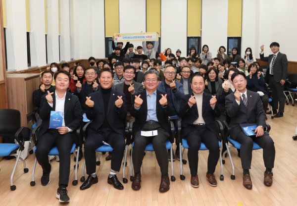 정용래 유성구정장이 구즉청소년문화의집에서 ‘2023년 구즉청소년문화의집 개관 1주년 성과보고회’를 개최한 가운데 참석자들과 기념촬영