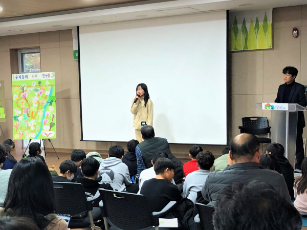 지난 27일 국립산림치유원 산림치유문화센터에서 성과공유회에 참여한 은풍초등학교 학생이 1년 동안의 ‘탄소중립 사계절 숲속학교’ 활동에 대한 소감을 발표하고 있다.