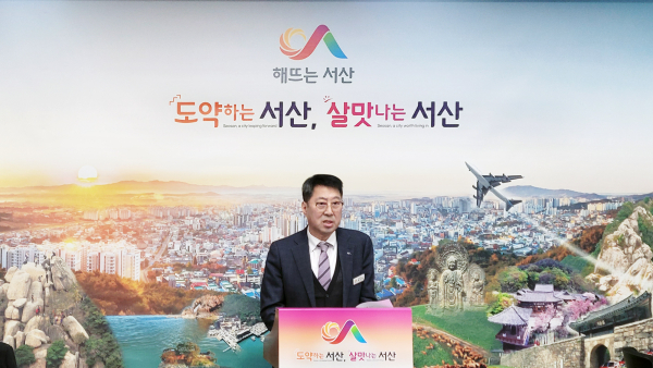 최은환 기획예산담당관이 30일 시청 브리핑룸에서 (가칭)초록광장 조성사업의 계획과 2024년 건전재정 운용 방안을 설명하고 있다.