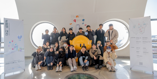 ‘#꿀잼_대전’ 전시에 참여한 국립한밭대학교 산업디자인학과 학생들과 김지현 지도교수 기념촬영